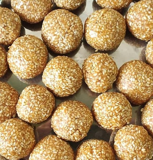 Till Gur (Jaggery) Laddu – Traditional Sesame Sweet with a Touch of Jaggery Magic